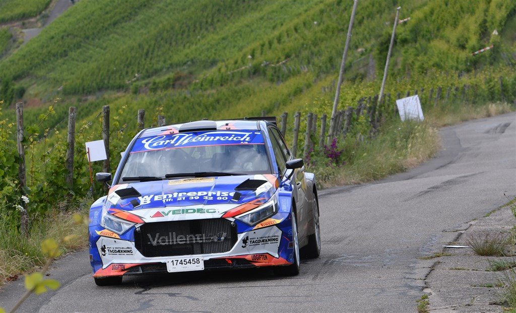 Efter to runder i Dansk Super Rally 2024 trak Simon Vallentin sig fra DSR-turneringen, og har siden været aktiv i det belgiske Rally Salamandre, det tyske Rallye Mittelrhein og KOMO Rallysprint. Foruden Rally Larvik er det planen at køre dels tyske Ostsee Rally og dels det hollandske Rally Hellendorn.
(Foto: Morten Dam - autoMOTIV/specialpress)